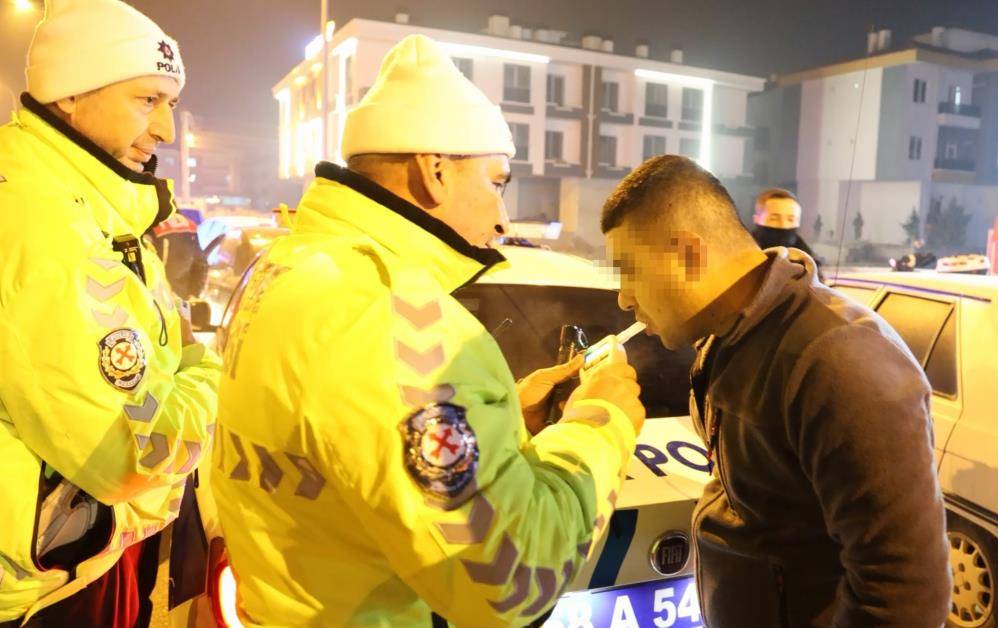 Polisin alkollü sürücüyle imtihanı! Esprileriyle herkesi güldürdü 7